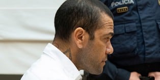 Alves condenado a cuatro años y seis meses de cárcel por agresión sexual